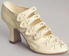 Edwardian shoe-- oh how they remind me of the Astorias I've been coveting all year...